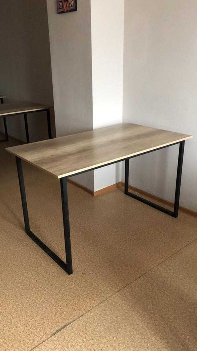 Продам столы с металлическими ножками