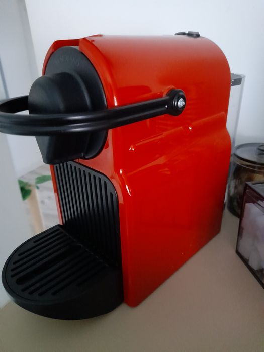Espressor Nespresso Inissia rosu, stare excelenta