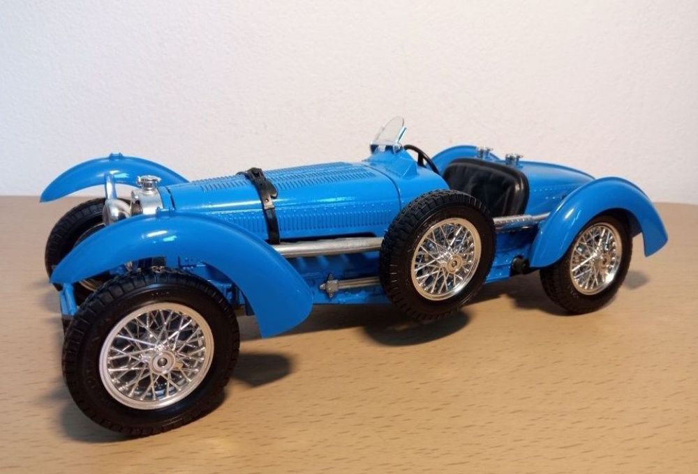 Bugatti Type 59 
Scara 1:18
Produs de bburago 

Pozele reflectă realit