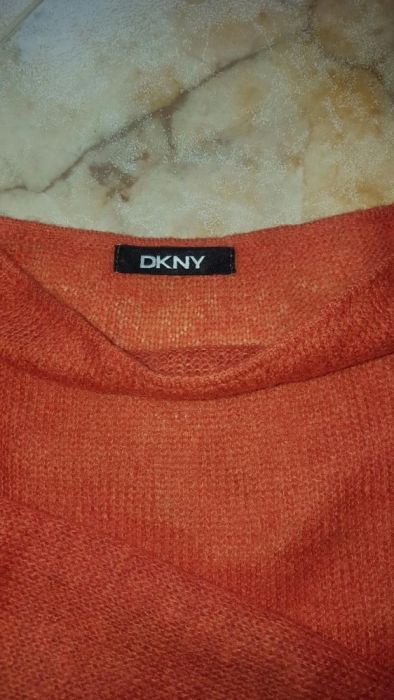 Пуловер на DKNY оранжев XS