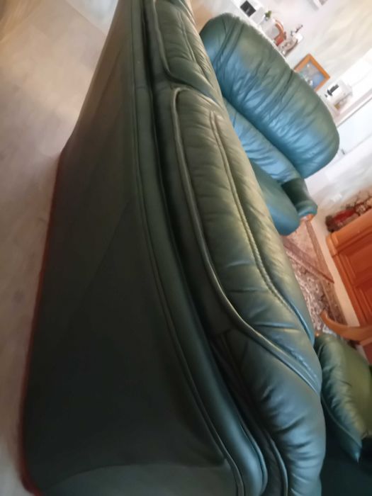 Canapele pele naturală + masă din lemn masiv combinat cu granit .