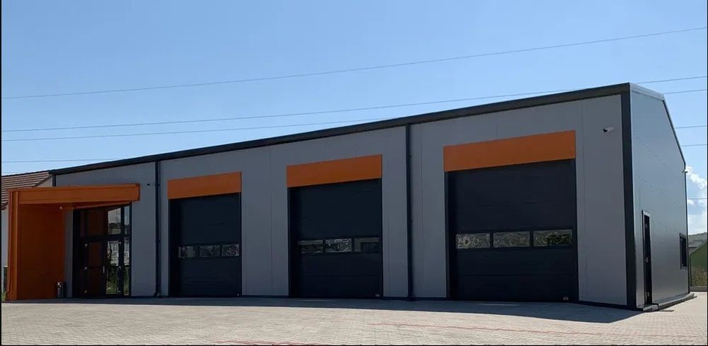 Hala pe structura metalica invelita cu panou sandwich la cheie șitabla