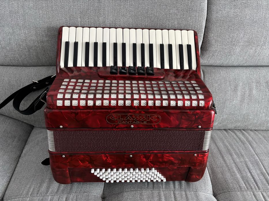 Acordeon clasic cantable cu 72 de basi