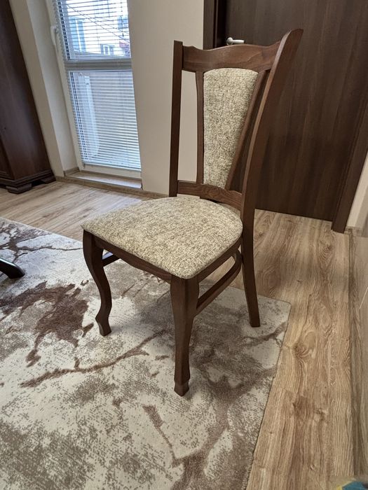 Интерирона дървена маса с 6 стола, не са използвани почти