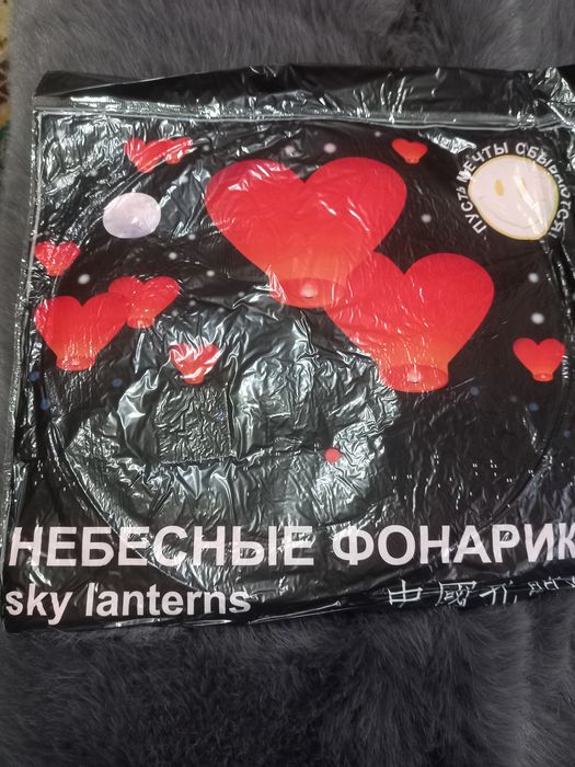 Продаются небесные фонарики. 
Цена за 1 штуку — 30 000 сум.