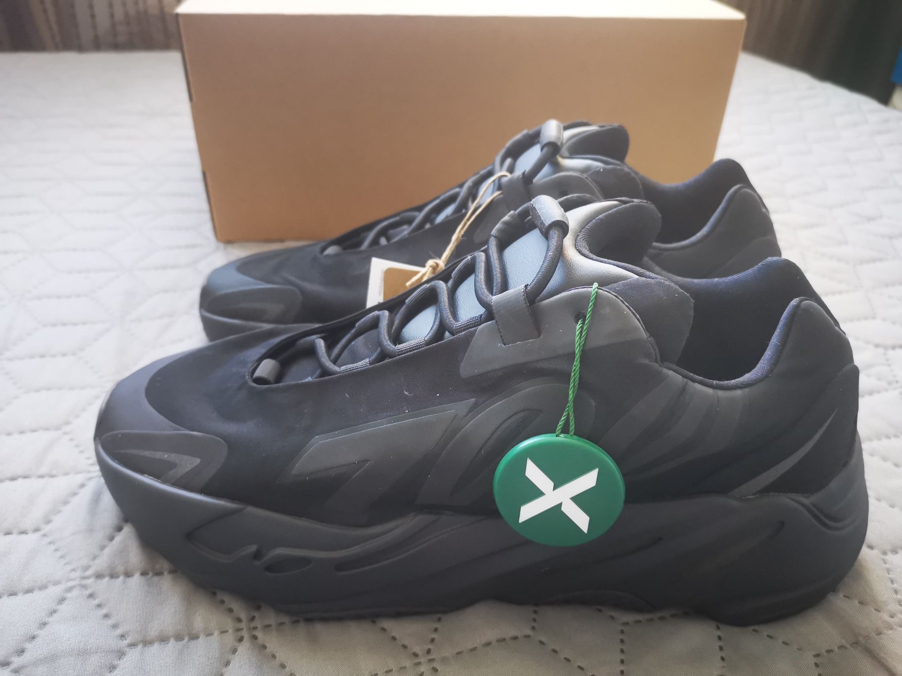 Yeezy 700 MNVN Triple Black 42/42.5