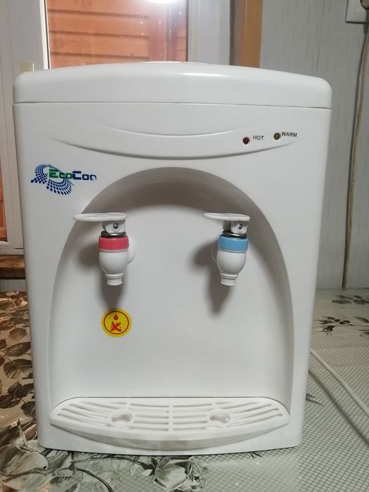 Кулер для питьевой воды.