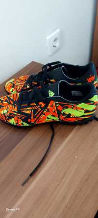 Футболни обувки Adidas Messi,като нови.