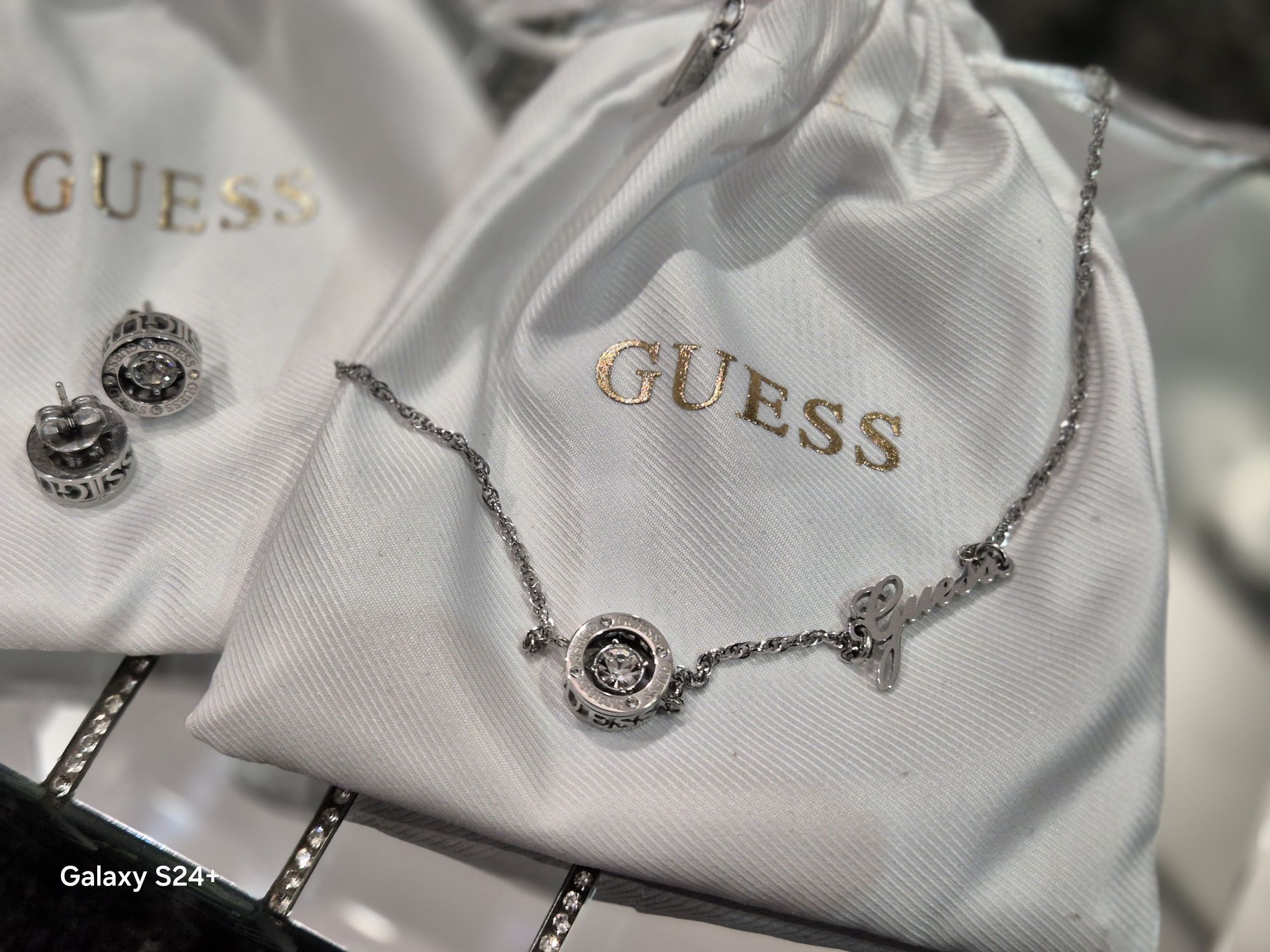 Комплект Guess обеци и колие