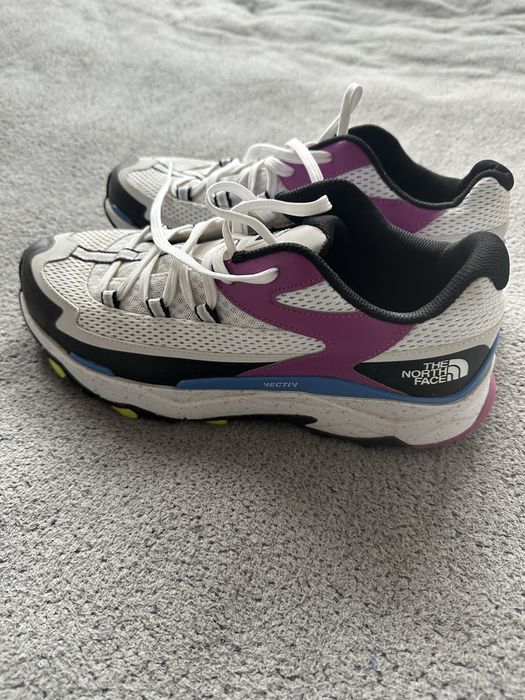 Продавам маратонки the north face