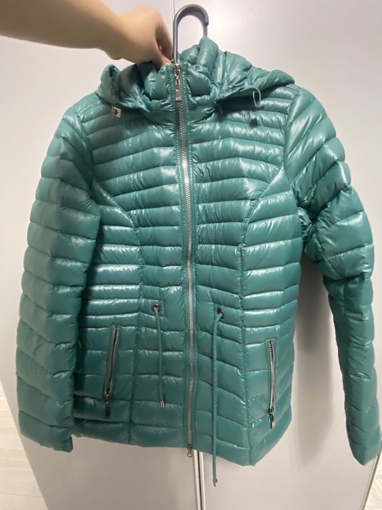 Продается куртка весенняя изумрудно-зеленого цвета,Размер 46-48