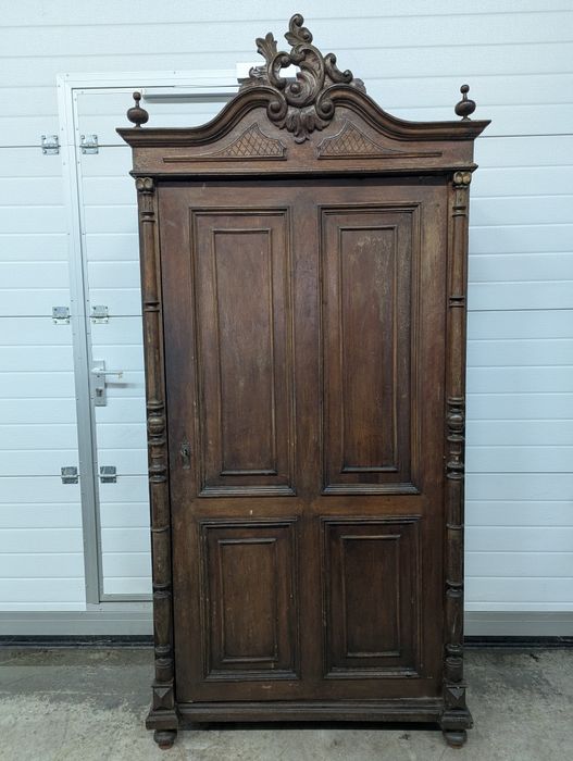 Античен дървен шкаф