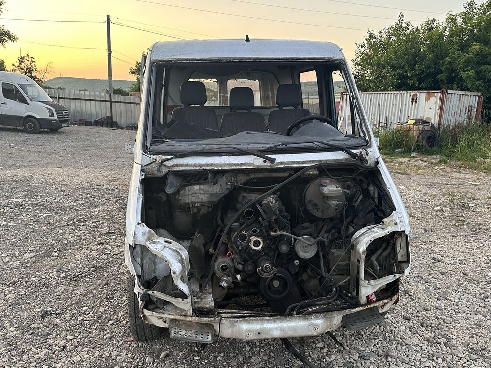 На части Mercedes sprinter 2.2cdi теглич здрав мотор и скорости