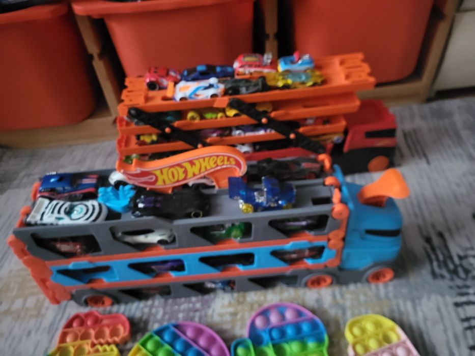 Hotwheels  camioane+ masinute
