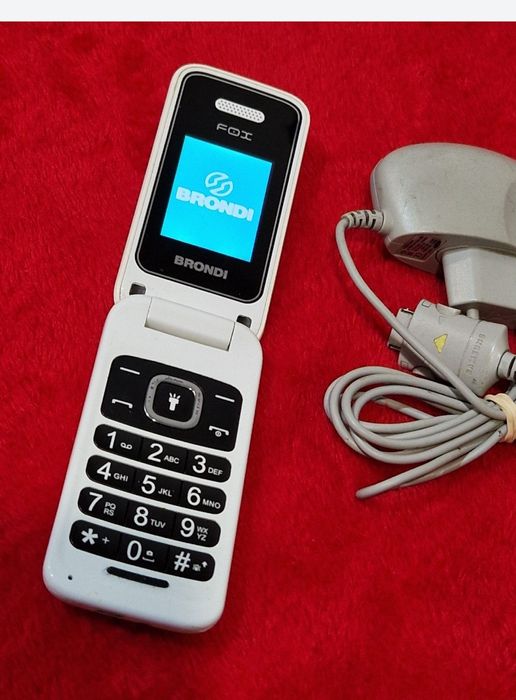 Telefon cu clapeta cu încărcător original