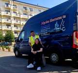 Transport adaptat pentru persoane cu dizabilități in scaune rulante.