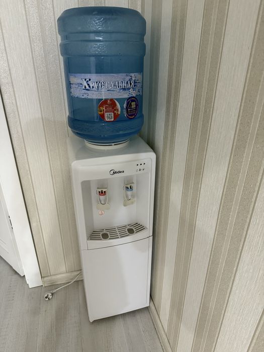 Кулер для воды белый