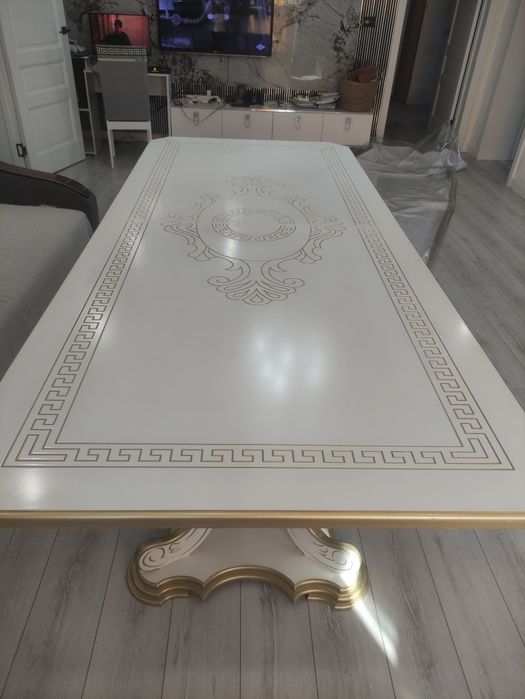 Продам гостиный стол в хорошем состоянии