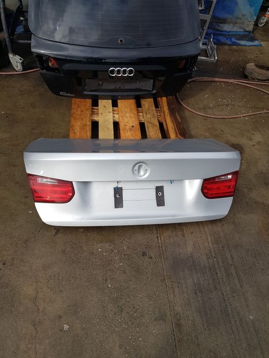 Capota portbagaj BMW F30 argintiu.