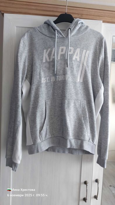 Сиво худи марка Kappa.