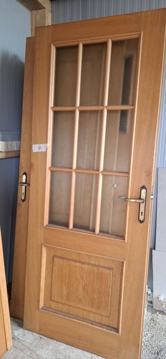 Usi din lemn masiv