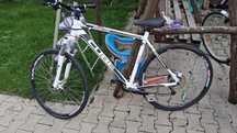 Bicicleta Cube alb cu rosu