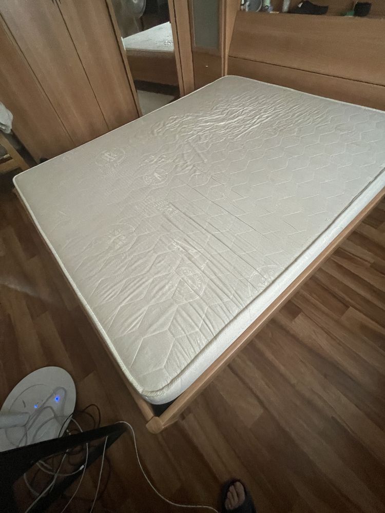 Кровать с матрасом Queen size