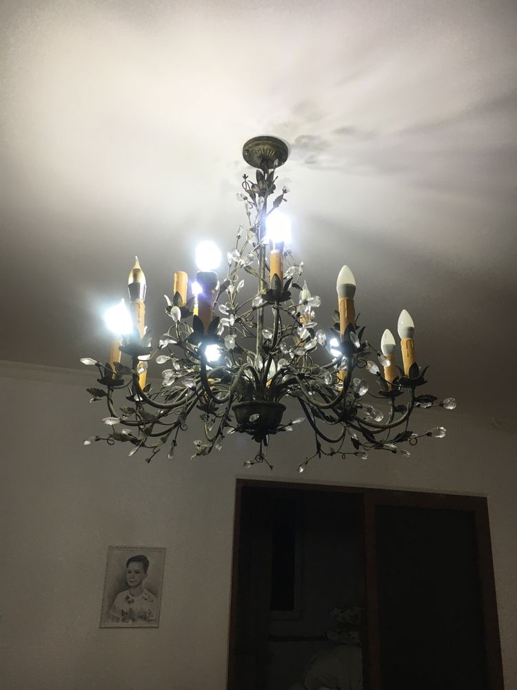 Продается современная люстра