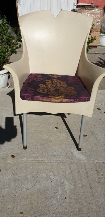 Пластмасови столове с възглавници, бели, цяла отливка - 20бр