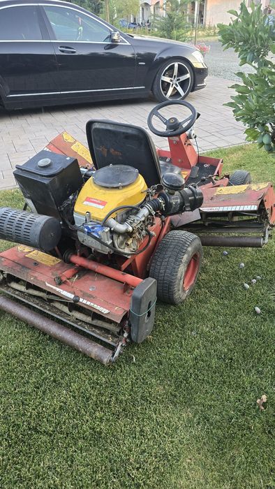 Masina  tractoras profesional tuns gazon iarba