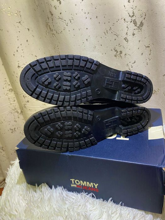 Tommy Hilfiger marime 41