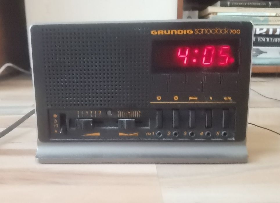 Radio cu ceas Grundig Sonoclock 700 retro vintage colecție anii 80