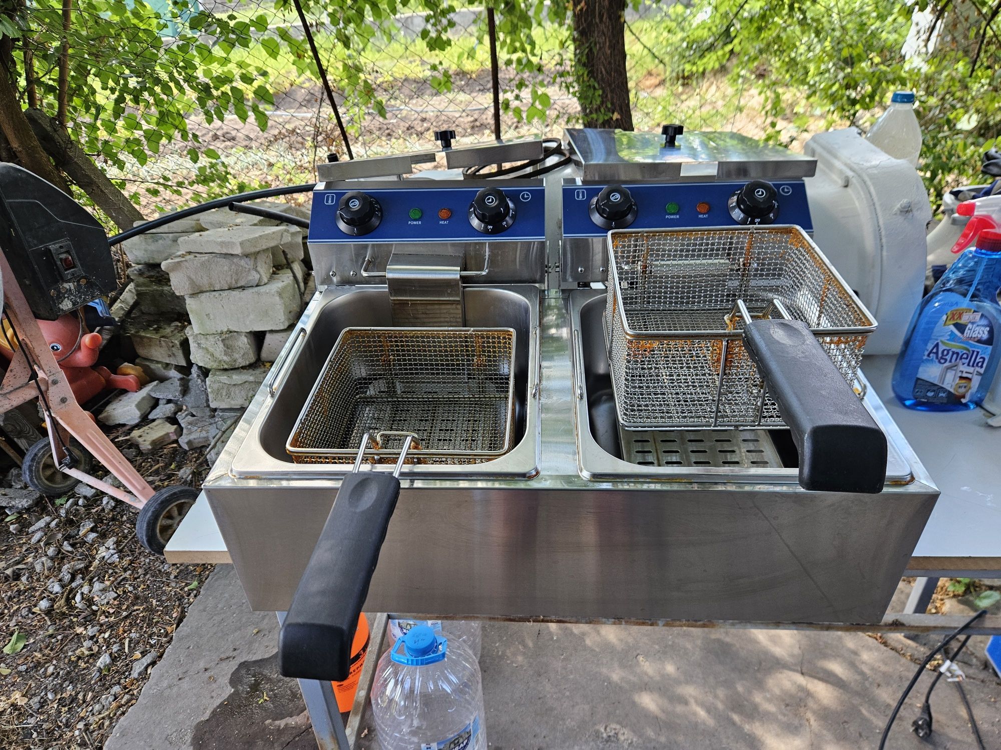 Фритюрник на ток 2х10 литра монофазен 2x3kw. Малко ползван три месеца