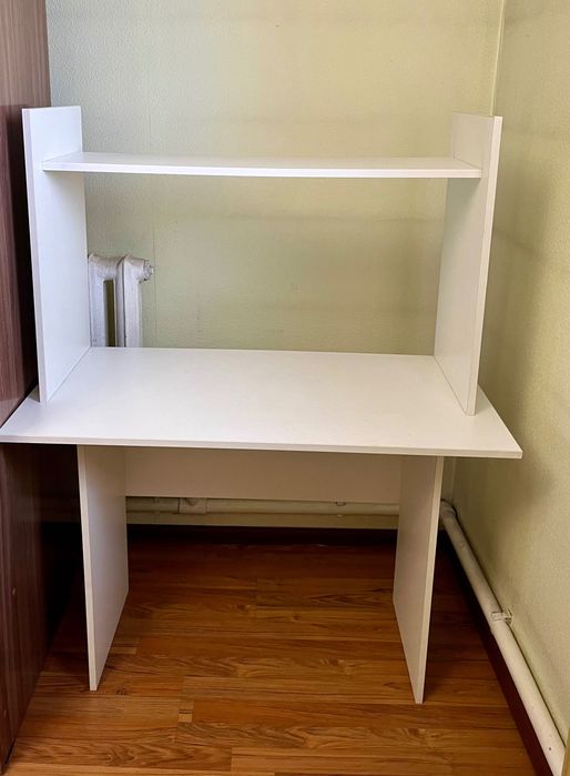 Столик для работы для выполнения уроков и для ноутбука