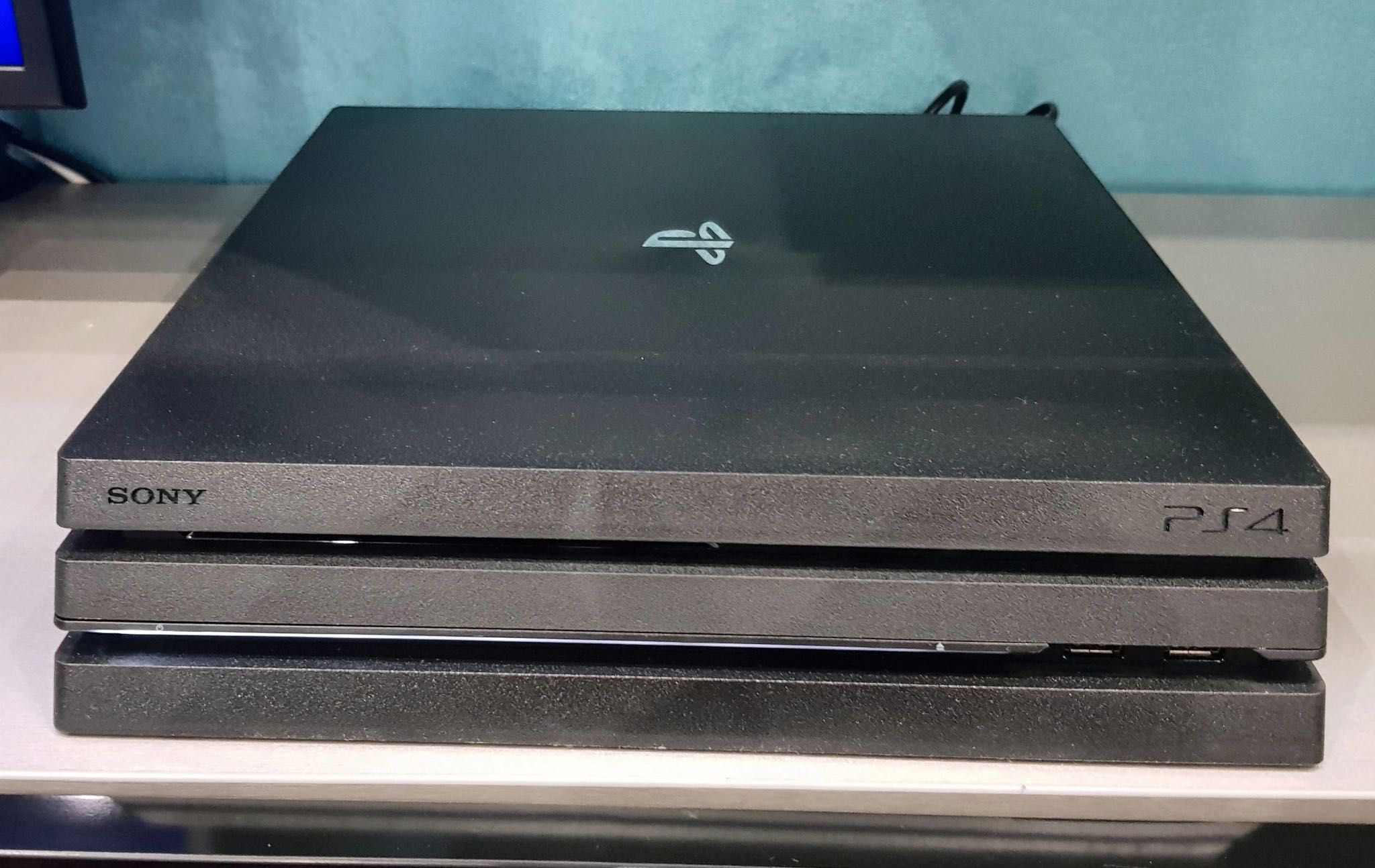 Продавам PlayStation 4 Pro + оригинален контролер Gran Turismo Edition