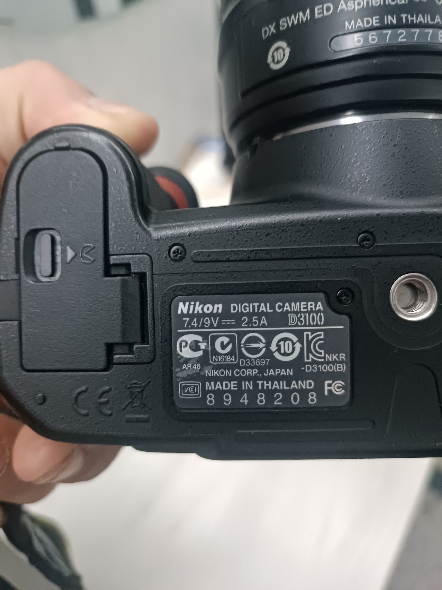 Nikon bredini foto aparati sotiladi  srochniy