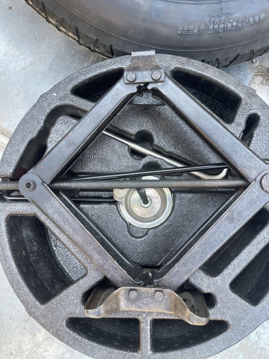 Kit roata de rezerva si cric BMW