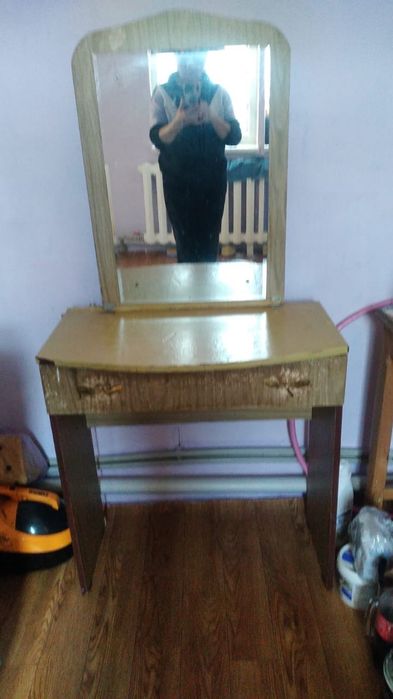 Продам туалетный столик с зеркалом