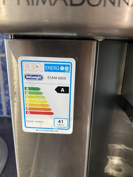 Кафемашина Delonghi Prima Donna с кана за мляко.