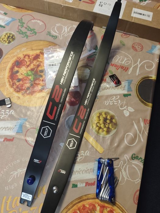 Продавам чисто нов лък напълно оборудван със раница която е чисто нова