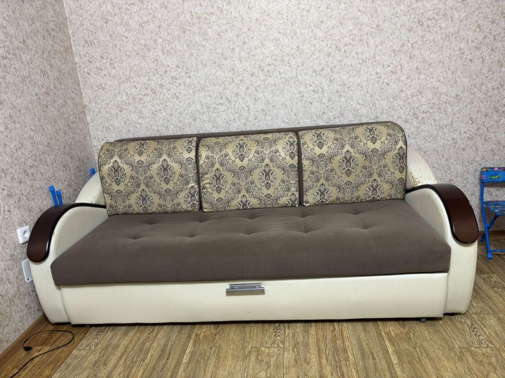Продам диван в районе мкр.юбилейный