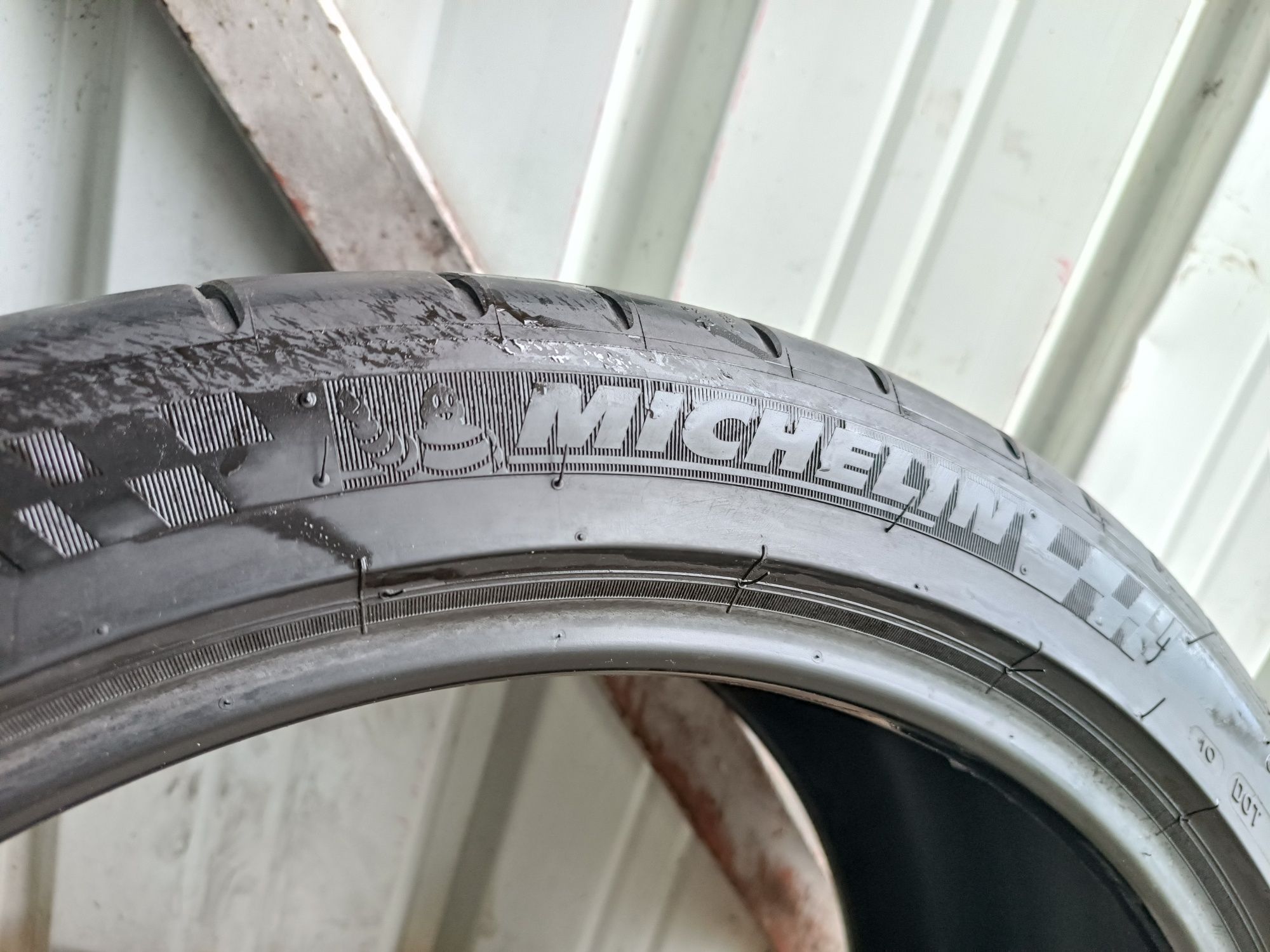 245/40/19 Michelin.