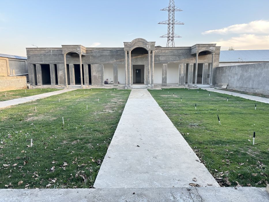 Uy sotliadi 12 sotih 7 hona yangi qurilgan pishkan gishdan 180 kvadrad