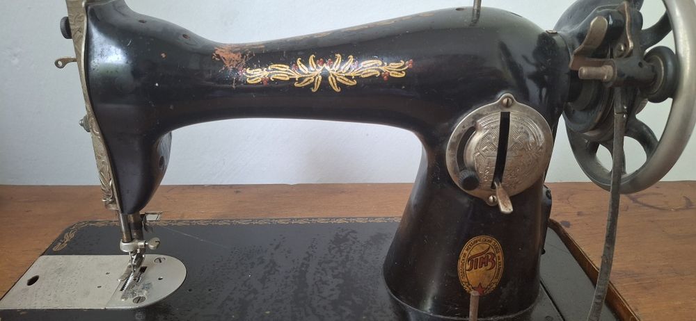 Продам швейную машинку 1980 года