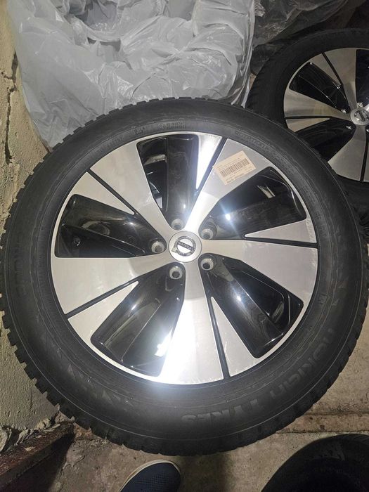Volvo XC40 PLUS DARK B3 model vin 2026 (iulie 2025 - 8000KM)