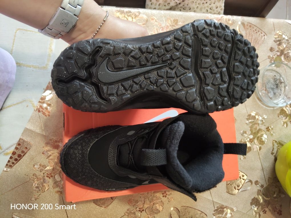 Vând adidas ghetuța Nr 30 Nike Terrascout
