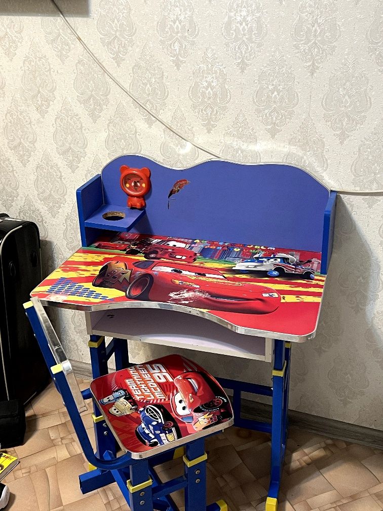 Продам детский  стол