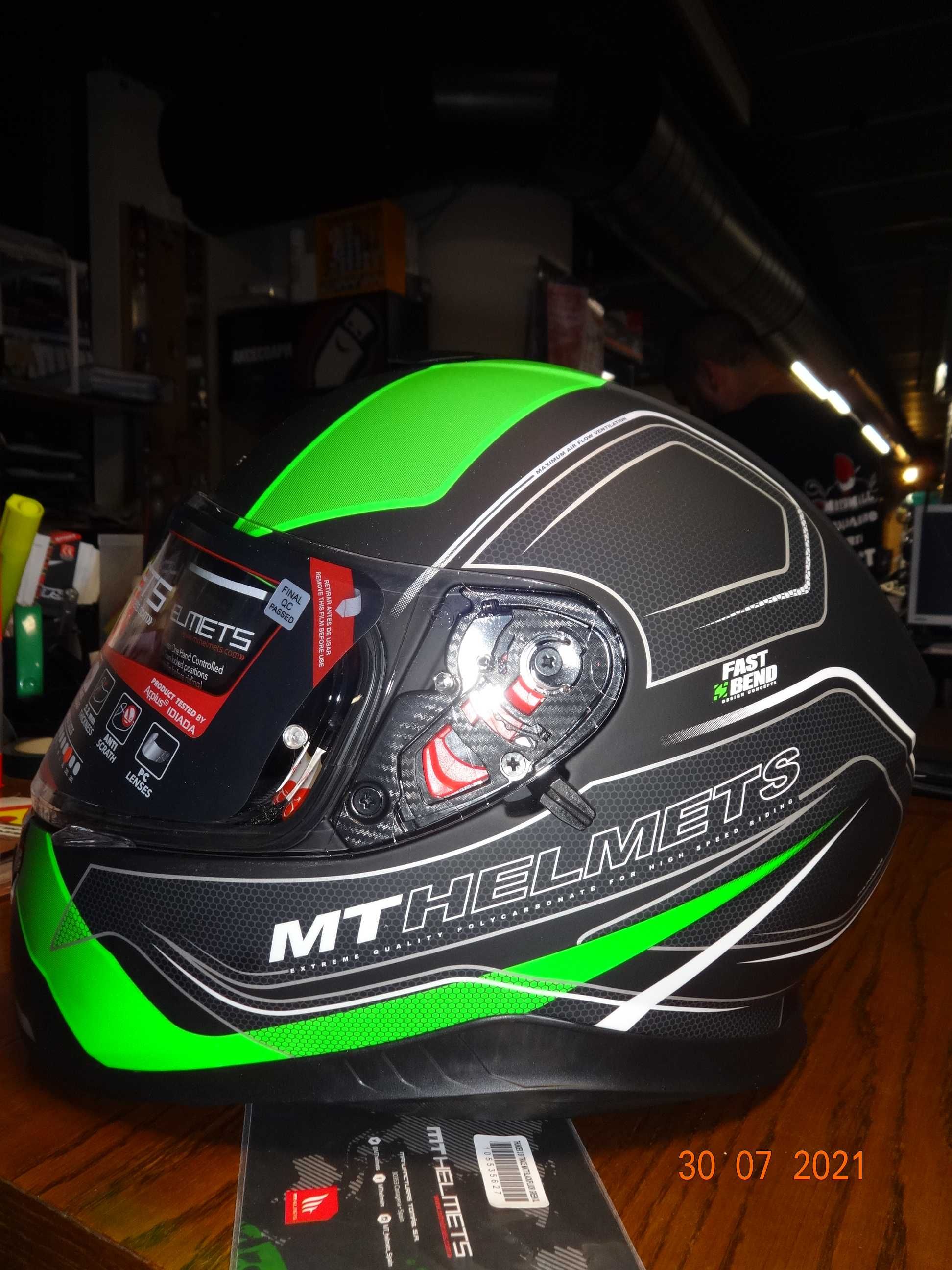 каска MT Helmets Thunder 3 SV пистова мото каска с тъмни очила