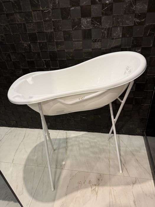 Вана със стойка за бебе
