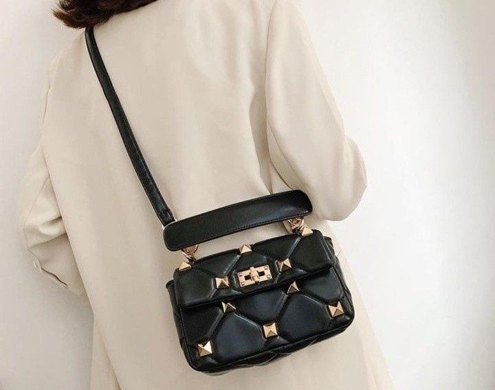 Geanta damă model Garavani, accesorii metalice aurii, saculet